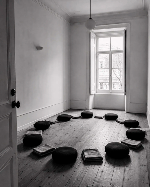 Meditation room with cushions and blankets, ideal for Esqina Urban Lodge retreats.