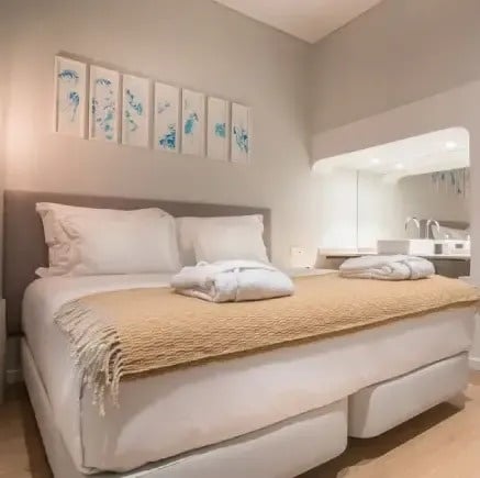 um quarto de hotel com uma cama king size e um banheiro .