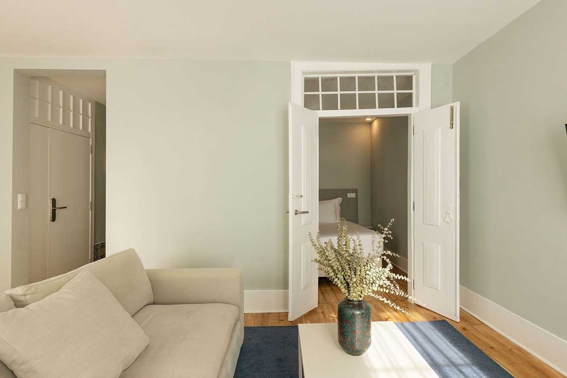 Una habitación con sofás en una sala de estar.