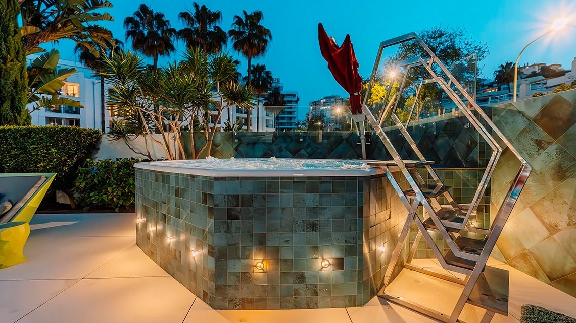PISCINA & JACUZZI