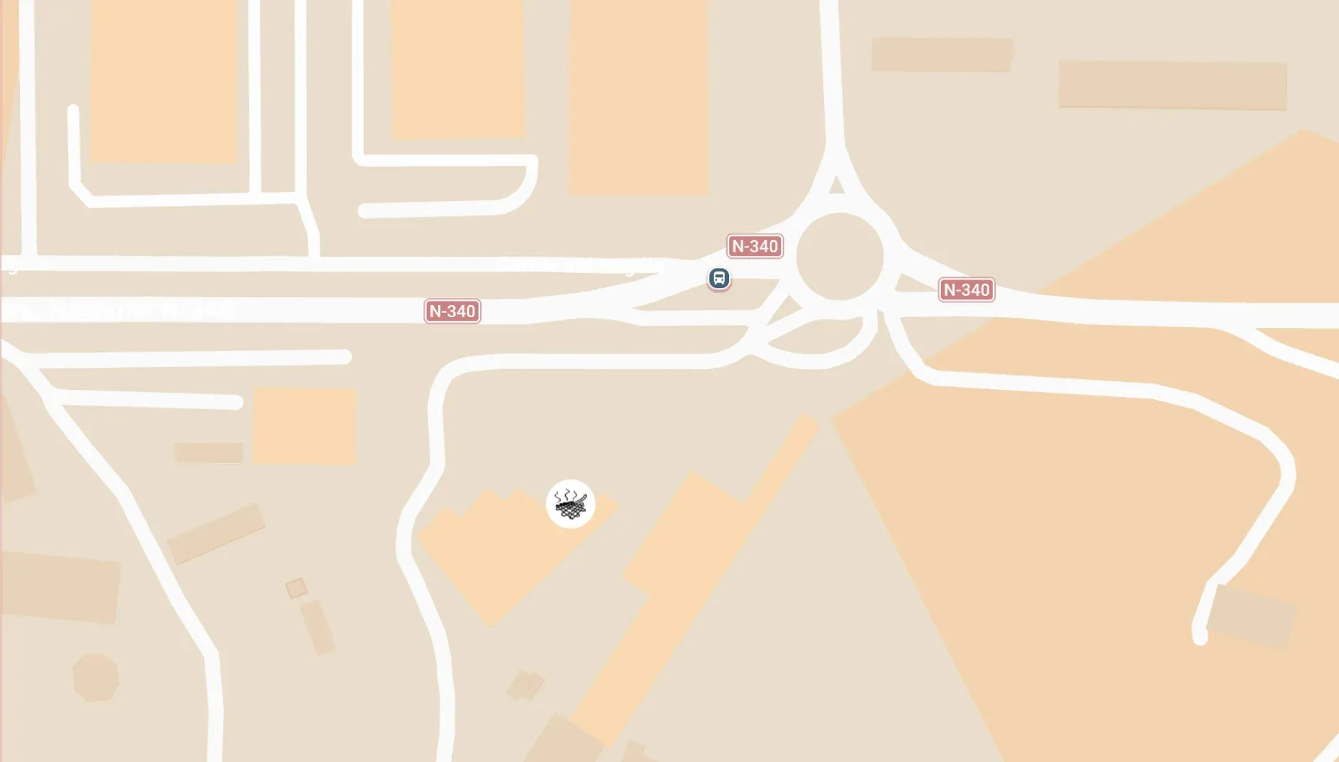 Este mapa muestra una red de carreteras, incluyendo la N-340 con una rotonda y una parada de autobús, junto con edificios en un diseño simple.
