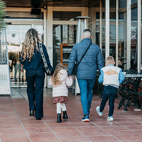 Family walking into a hotel. ESTIVAL: D Altafulla