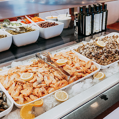Fresh seafood buffet at our hotel, featuring cooked prawns, mussels, and more. Enjoy a delicious ESTIVAL: D Altafulla experience.