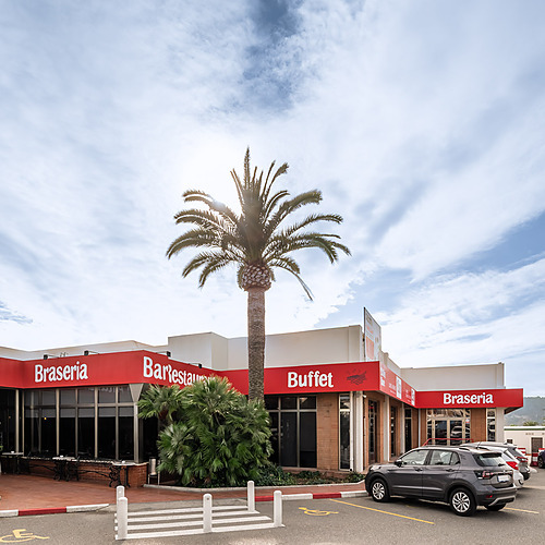 Modern 'Buffet' restaurant and 'Braseria' ESTIVAL: D Altafulla with palm trees and parking.