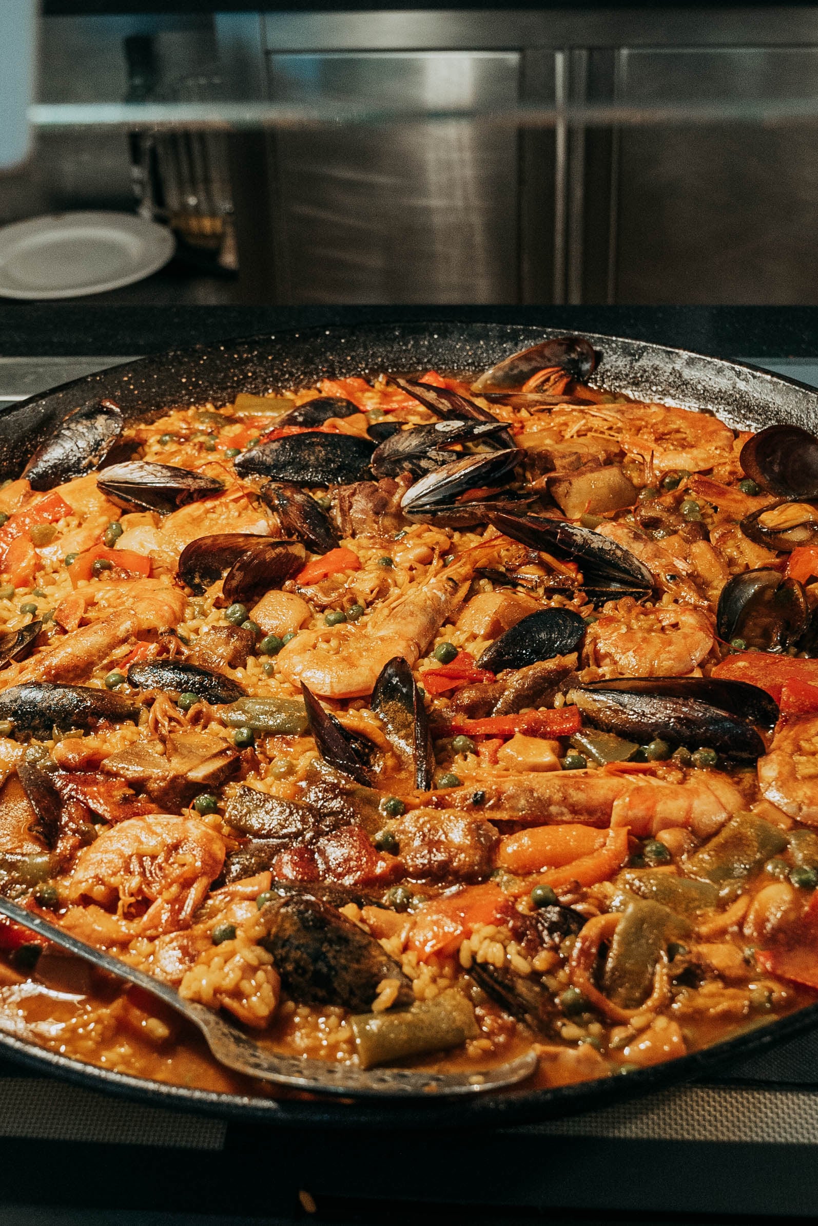 Paella marinera ESTIVAL: D Altafulla a la paellera en un hotel, amb gambes, musclos i arròs.