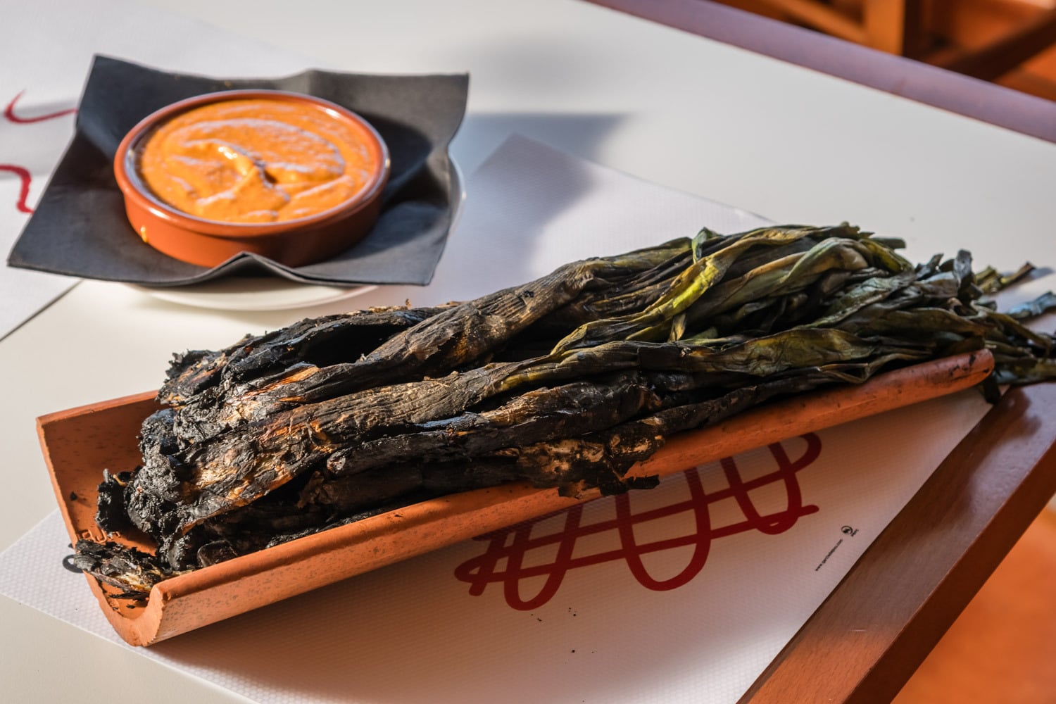 Calçots rostits amb salsa romesco, plats tradicionals de ESTIVAL: D Altafulla.
