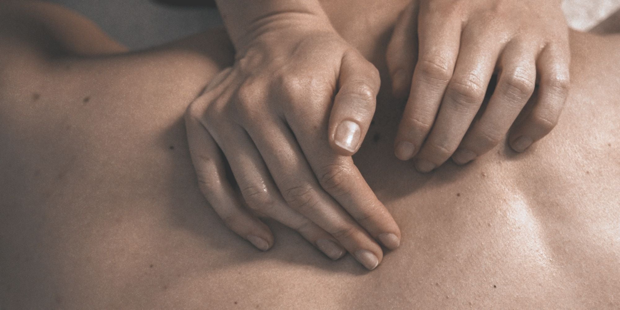 Mains de massage professionnelles sur le dos, une expérience de détente ESTIVAL: Aquum Spa.
