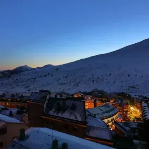 ESTIVAL: Caribou Apartaments en entorno nevado al amanecer