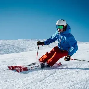 Esquiador a desfrutar da neve perto de ESTIVAL: Caribou Apartaments.