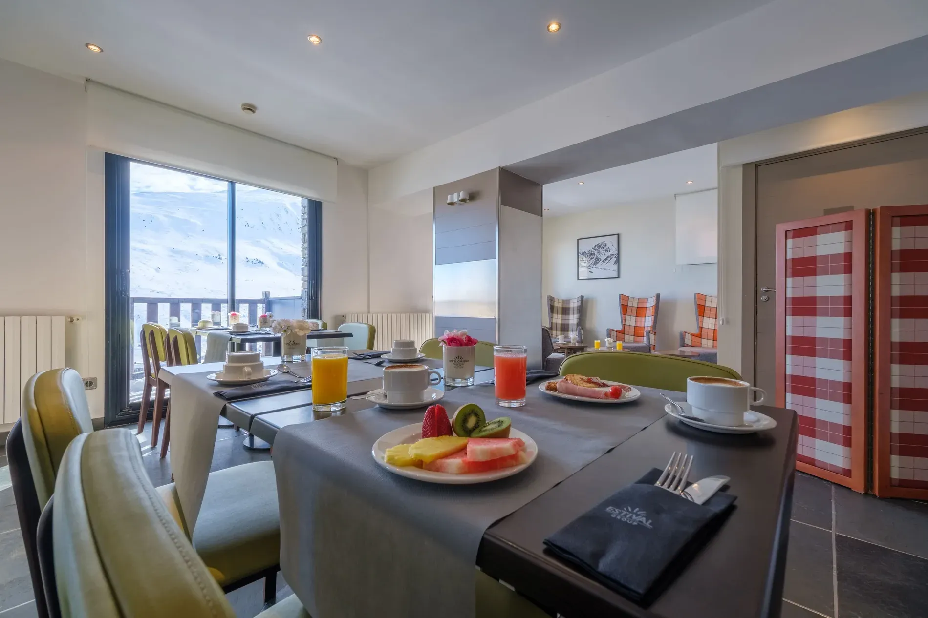 uma mesa com um prato de fruta e um copo de sumo de laranja