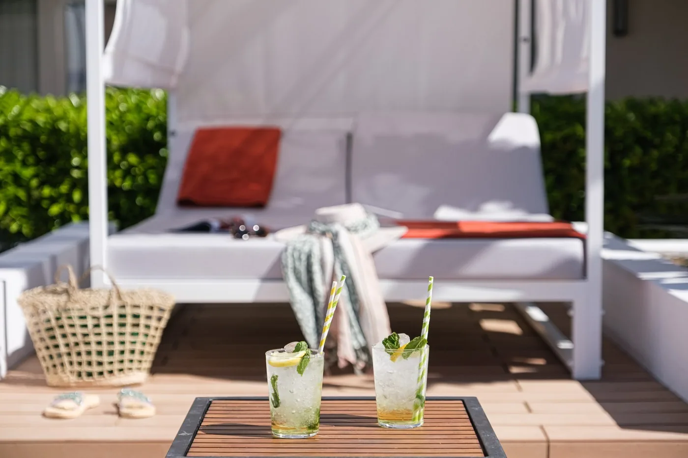 Bebidas refrescantes junto a la piscina del ESTIVAL: Oassium Hotel.