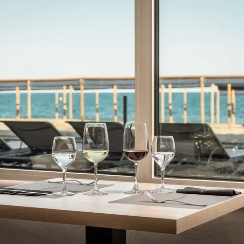 ESTIVAL: Corporativa table with sea view and wine glasses.