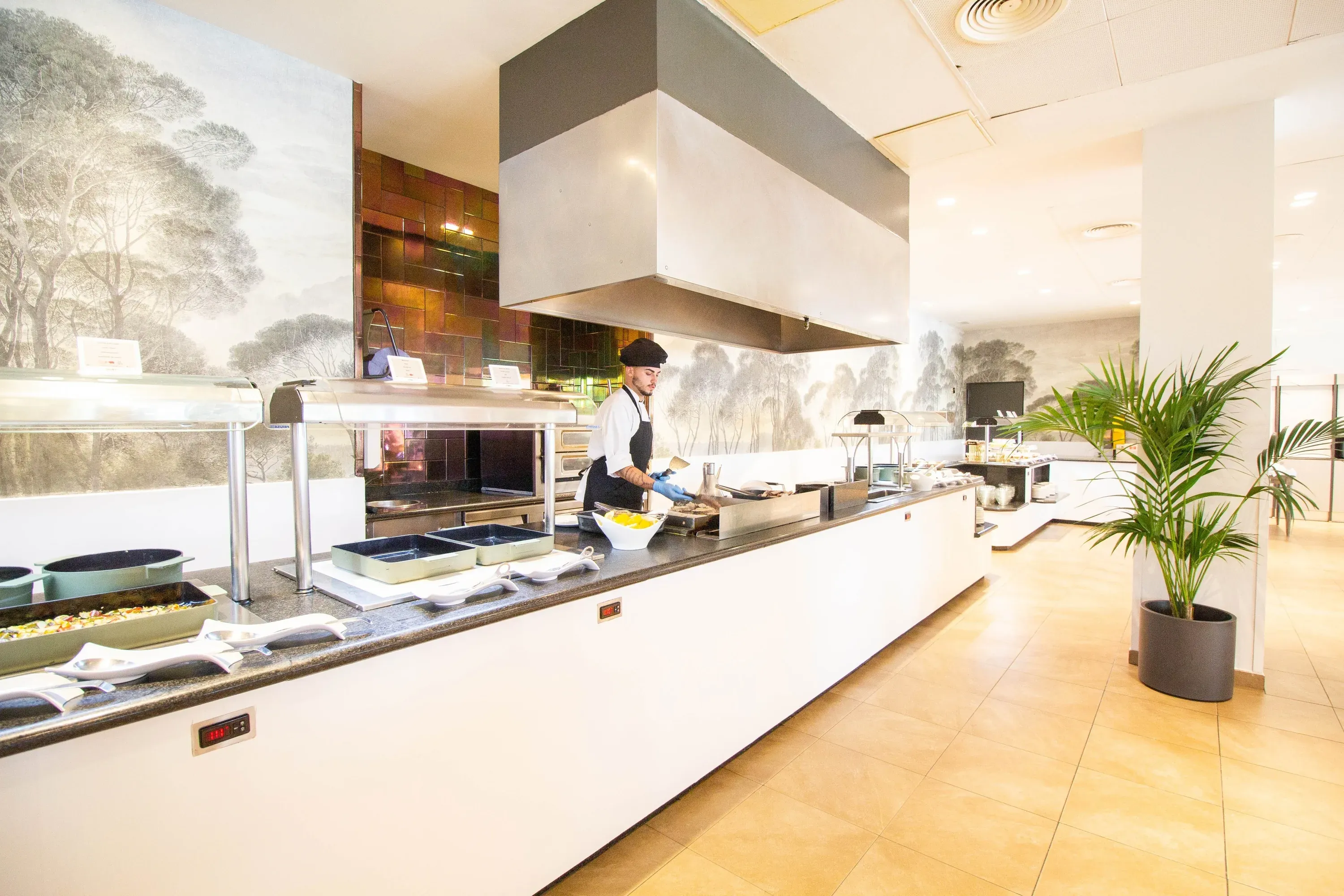 Espacio ESTIVAL: Corporativa elegante con mesas y sillas en restaurante.