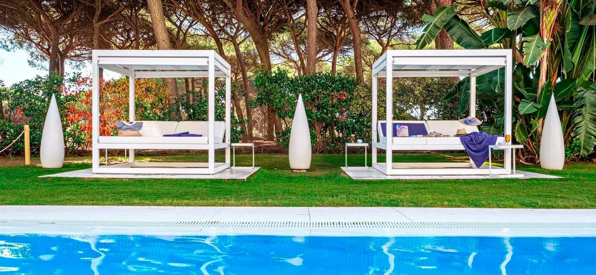 Moderne Daybeds am Pool: Estival Isla Cristina 4* Huelva, offizielle Website mit exklusiven Dienstleistungen.