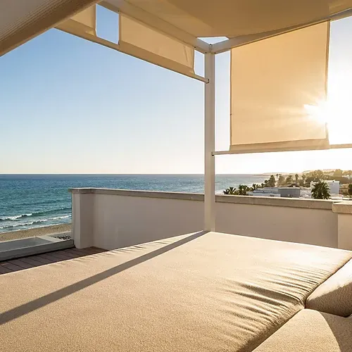 Terrasse mit Liege und Meerblick am Estival Maramar, Estival Group, Tarragona - Offizielle Website