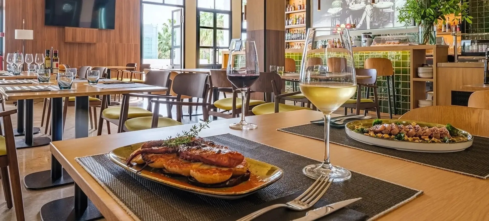 una vista del océano desde un restaurante con muebles y mesas