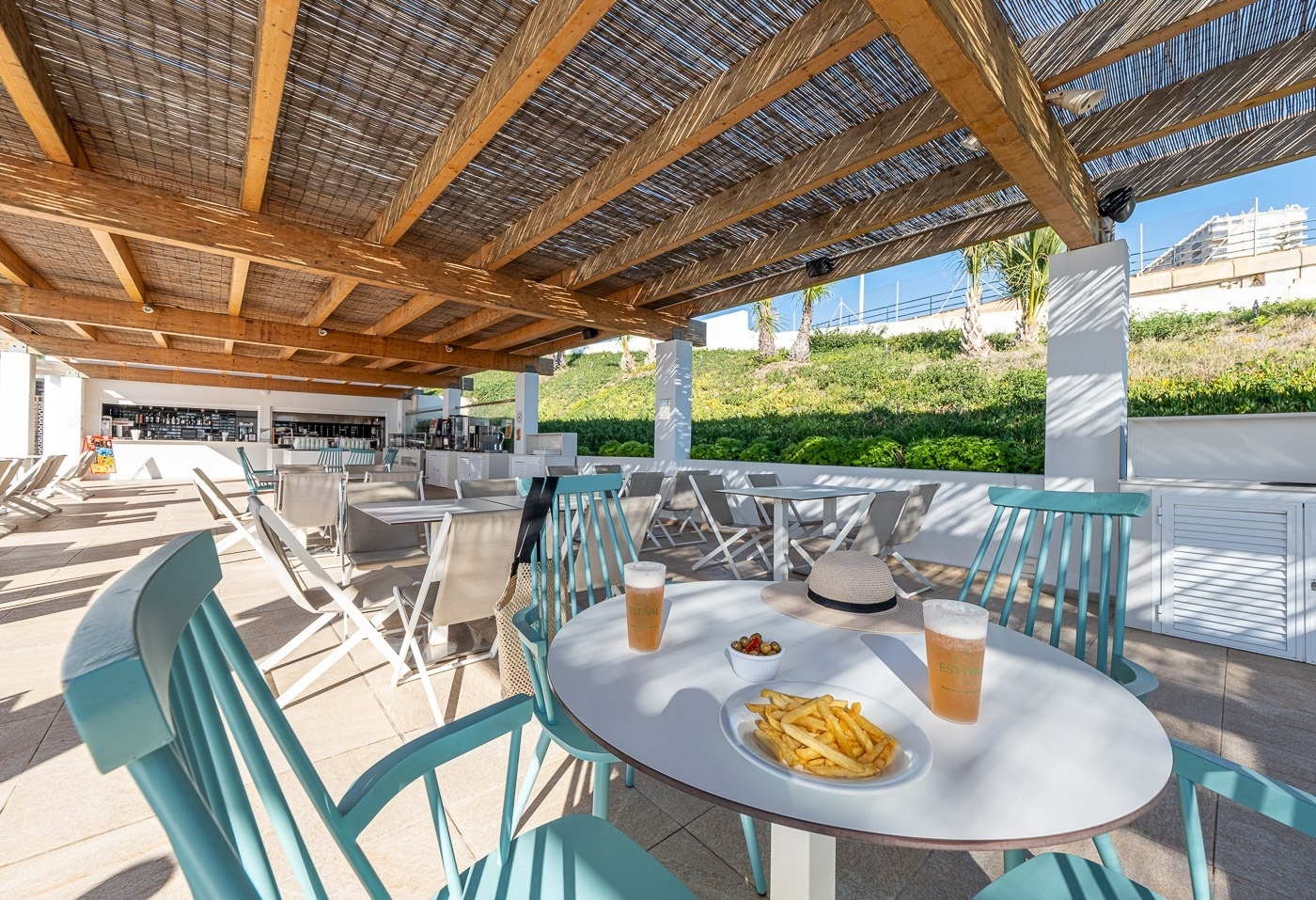 una mesa con dos bebidas y un plato de papas fritas
