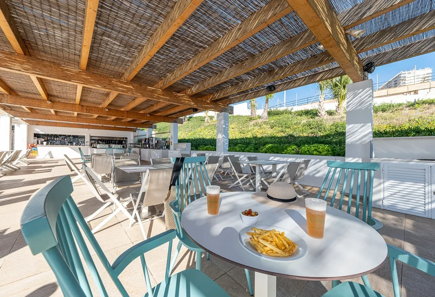 ESTIVAL: Corporativa Terrace with tables and chairs, perfect for outdoor events.
