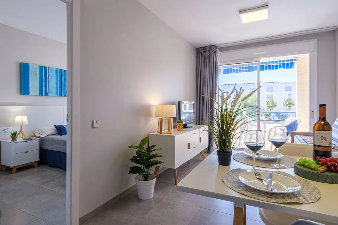Modern Wohnzimmer mit Essbereich, Balkonblick und einem stilvollen Schlafzimmer. ESTIVAL: Corporativa