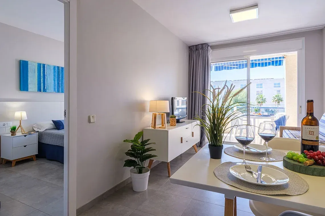 Llum i elegància en aquest apartament. Sala d'estar moderna amb menjador i vistes a la terrassa de ESTIVAL: Corporativa.