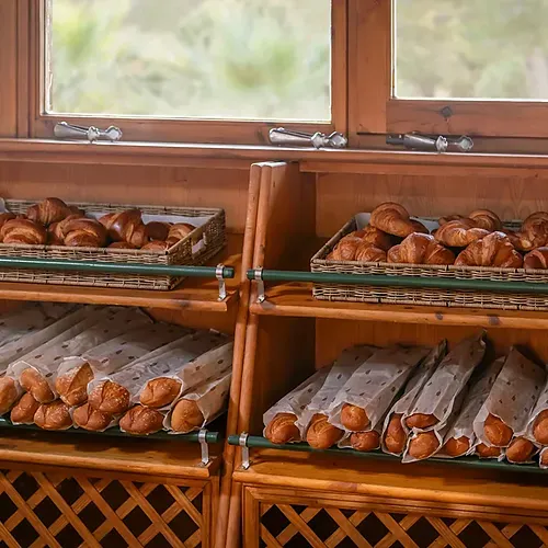 Assortiment de viennoiseries et pains à l'Estival Torre de la Mora.