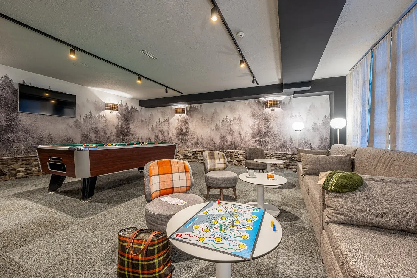 ESTIVAL Corporate lounge: Billiards, sofas, board games. Perfect for corporate events.
