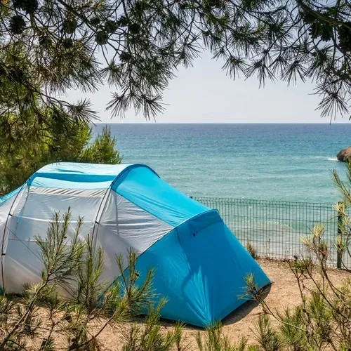 Tente bleue sur la plage près de Estival Torre de la Mora, Tarragone. Site officiel.