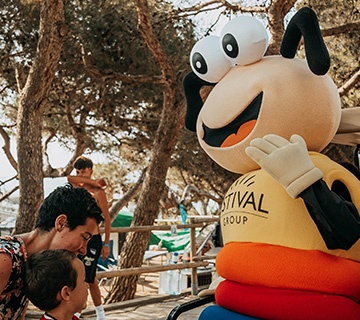 ESTIVAL: Corporate Team leitet Wasseraktivitäten für Kinder im Pool.
