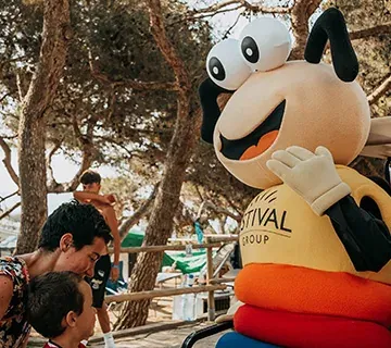 Equip ESTIVAL: Corporativa liderant activitats aquàtiques per a nens a la piscina.