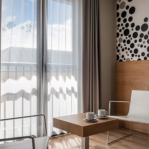 Hotel Sporting Andorra | Grandvalira Pas de la Casa | Official Web - Spacious closet with jackets, bags, boots, and travel accessories.