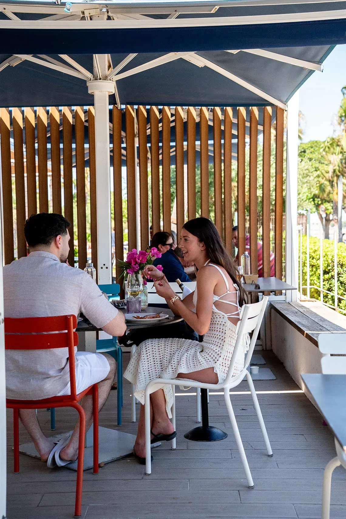 Parella sopranitant a ESTIVAL: Corporativa en un restaurant d'hotel a la terrassa.