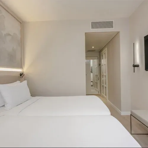 Two beds in a modern hotel room at Hotel Vilamari Barcelona. | Estival Group | Official Web