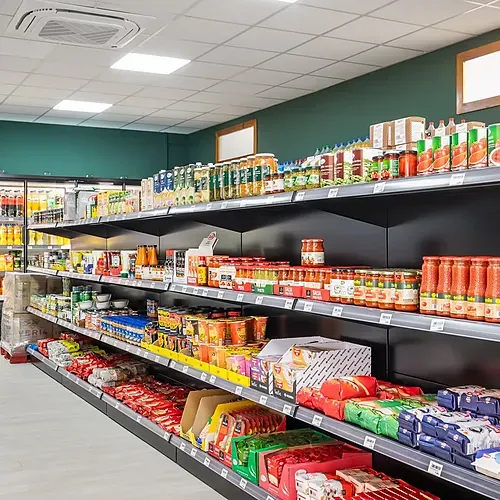 Étagères remplies de produits d'épicerie dans un supermarché, Estival Torre de la Mora | Estival Group | Tarragone | Site officiel