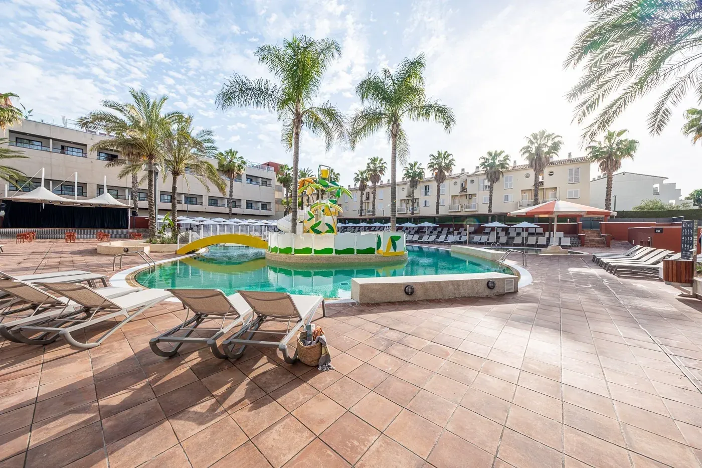 ESTIVAL: Corporate pool with slide and palm trees