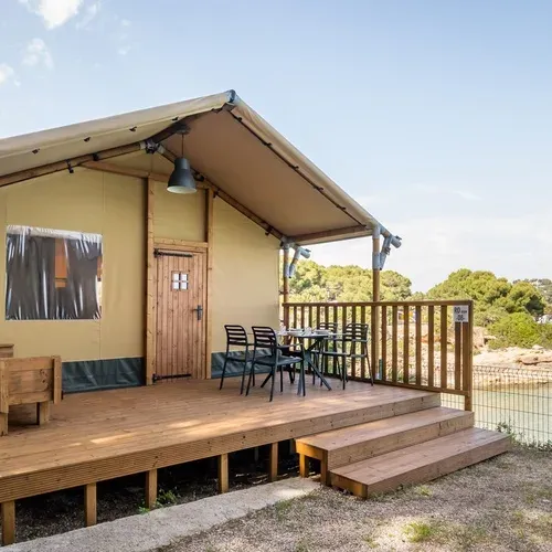 Glamping en Estival Torre de la Mora, Tarragone. Tente de luxe avec vue mer.