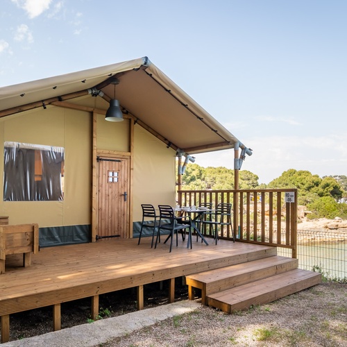 Tienda de lujo con terraza y vistas al mar en Estival Torre de la Mora | Tarragona
