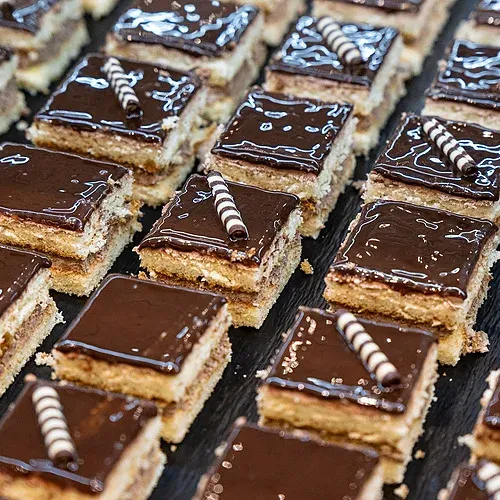 uns pastís coberts de xocolata i un bastons de xocolata