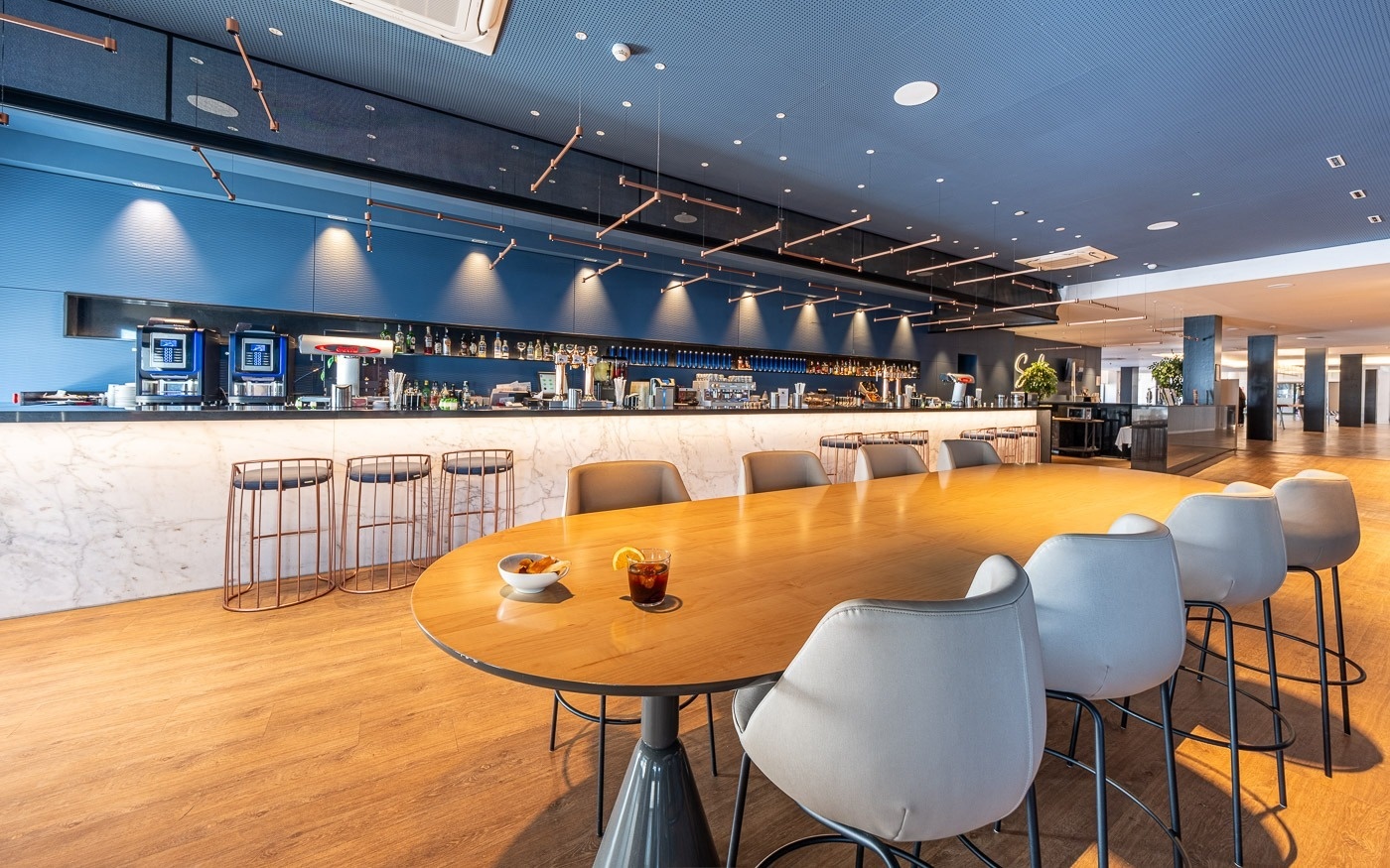 una sala de estar con sillas y mesas y un letrero que dice suplex cafe