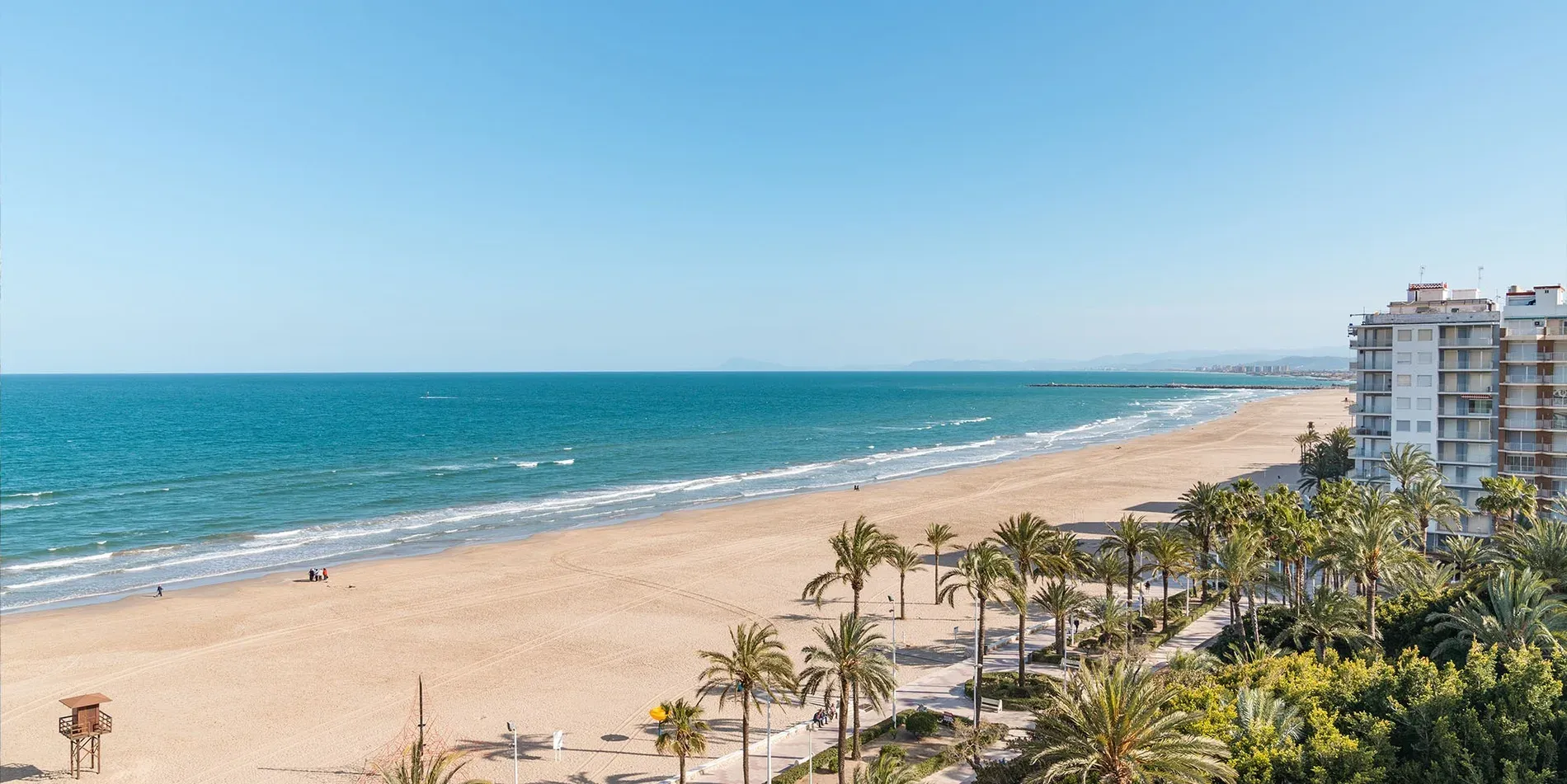 Estival Park Resort: Piscina y playa con palmeras. Reserva tu estancia.