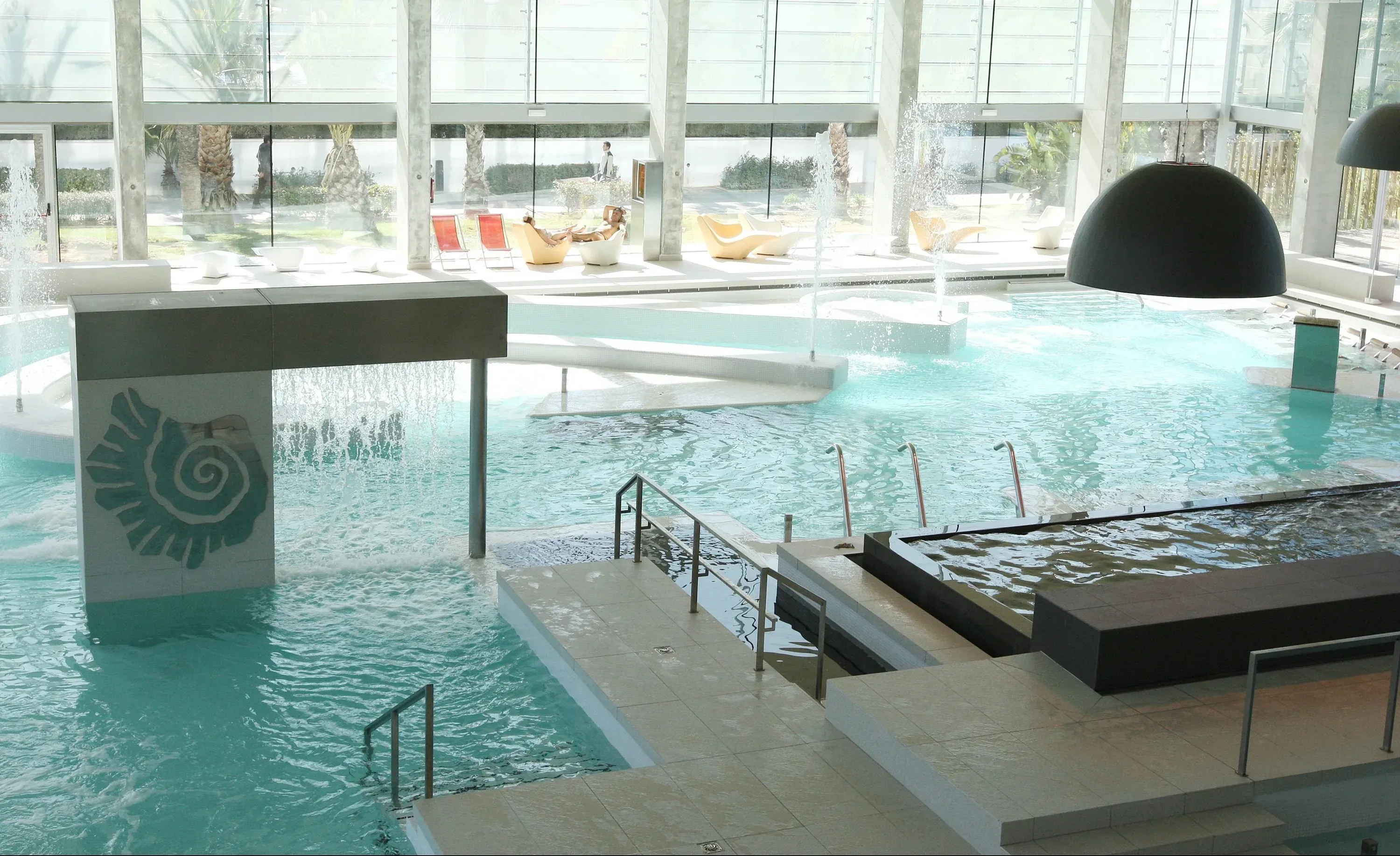 Piscine intérieure moderne avec fontaines et chaises longues, TOP des divertissements aquatiques sur la Costa Daurada | Blogue Estival