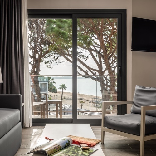 una sala de estar con un sofá y una silla