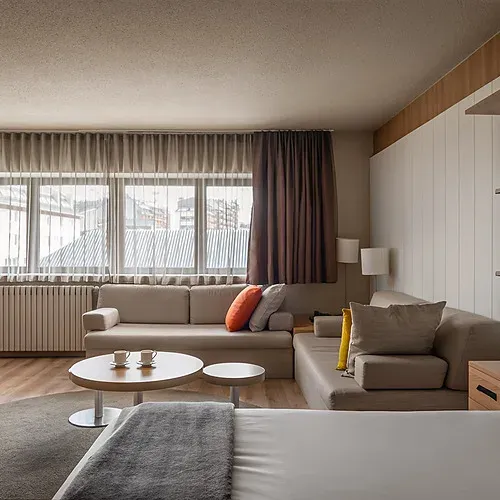 Hotel Sporting Andorra | Grandvalira Pas de la Casa: Modern room with twin beds and ski mural.