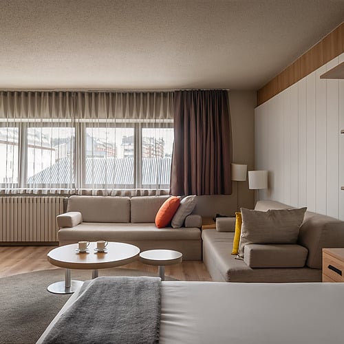 Hotel Sporting Andorra | Grandvalira Pas de la Casa: Modern room with twin beds and ski mural.