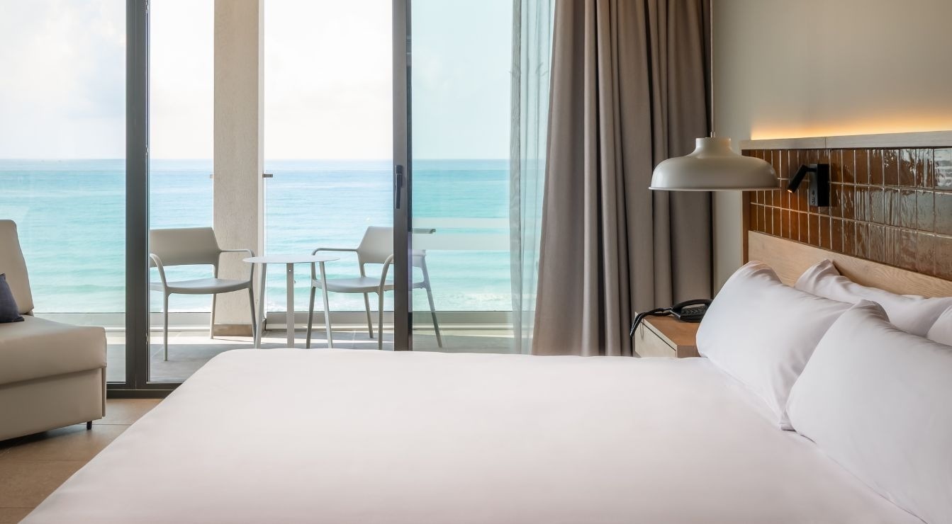 une chambre d' hôtel avec un lit et une télévision