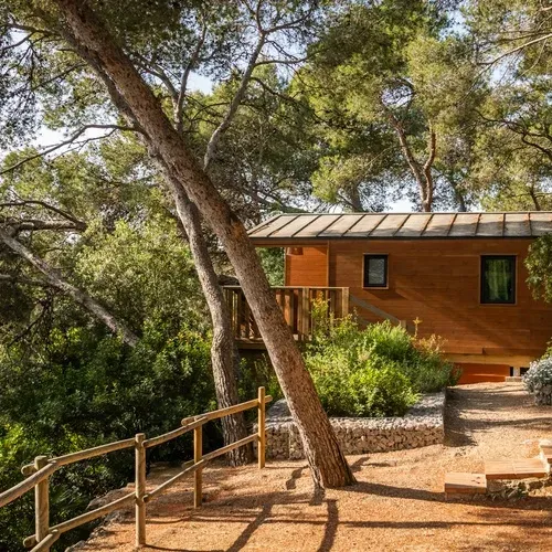 Cabane en bois moderne dans un cadre forestier à Estival Torre de la Mora | Estival Group | Tarragone