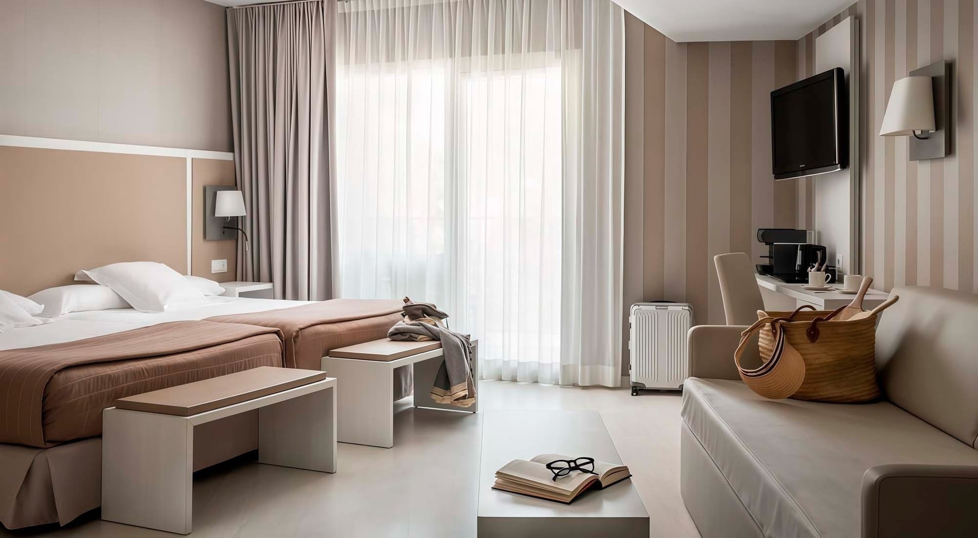 dos sillas y una mesa en un balcón con vistas al océano