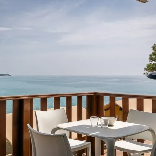 Balcon avec vue mer, table et chaises. Estival Torre de la Mora, Tarragone.