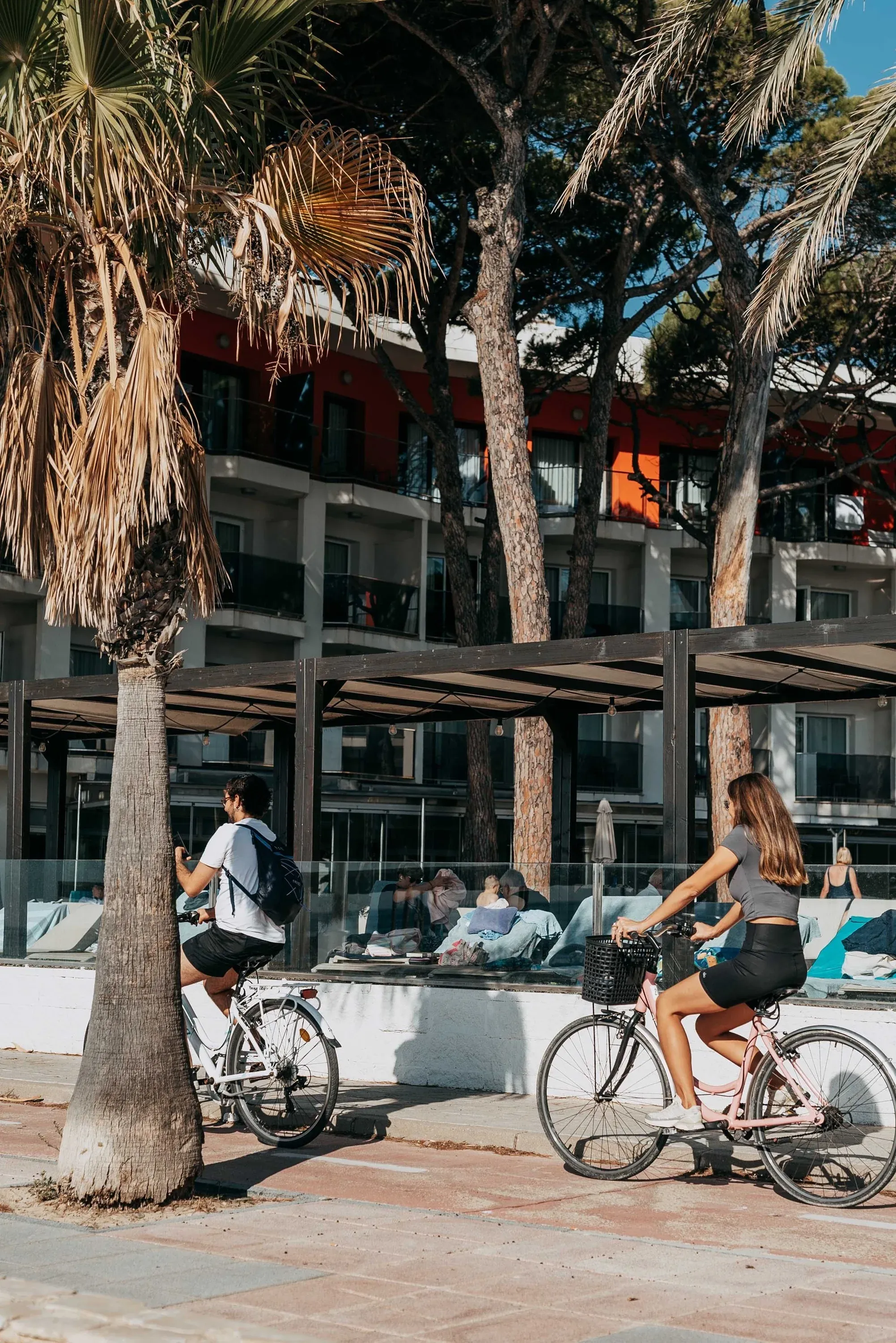 ESTIVAL: Radfahren unter Palmen vor dem Hotel, perfekt für Firmenaufenthalte.