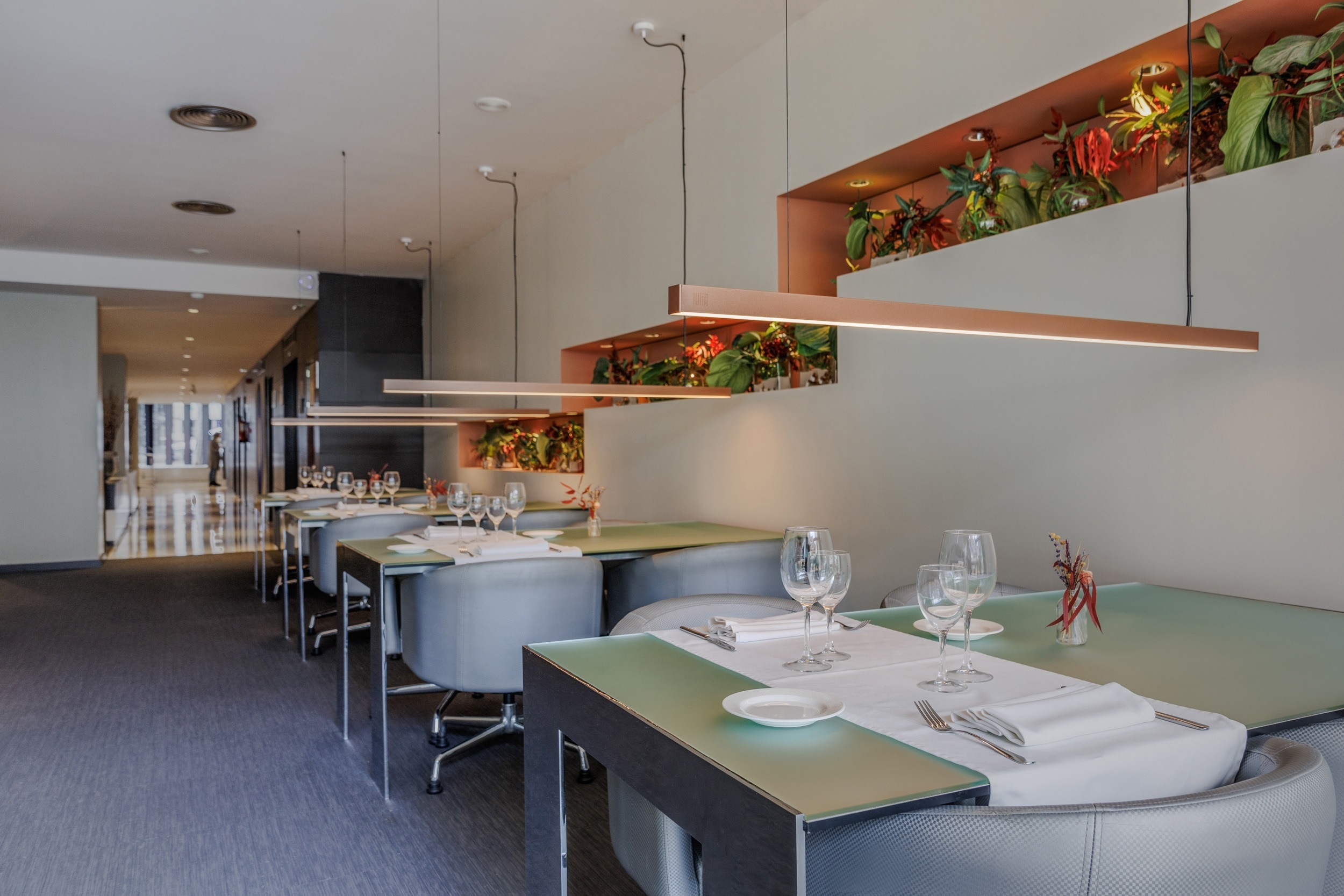 eine Reihe von Tischen und Stühlen in einem Restaurant