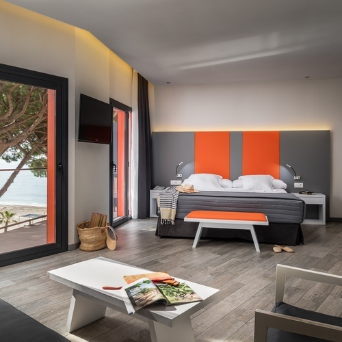 una habitación de hotel con una cama y una mesa